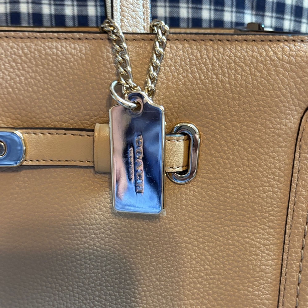 Coach swagger turnlock Tan Pebbled Leather carryall with Gold Hardware - Picture 2 of 16